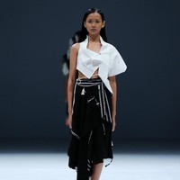 Desainer Yogyakarta Lulu Lutfi Labibi mempersembahkan koleksi terbarunya dengan tema Sandang Hening Cipta yang terinspirasi dari puisi Joko Pinurbo dalam pagelaran Dewi Fashion Knights (DFK) 2020 di Jakarta Fashion Week 2021. Foto: dok. JFW 2021