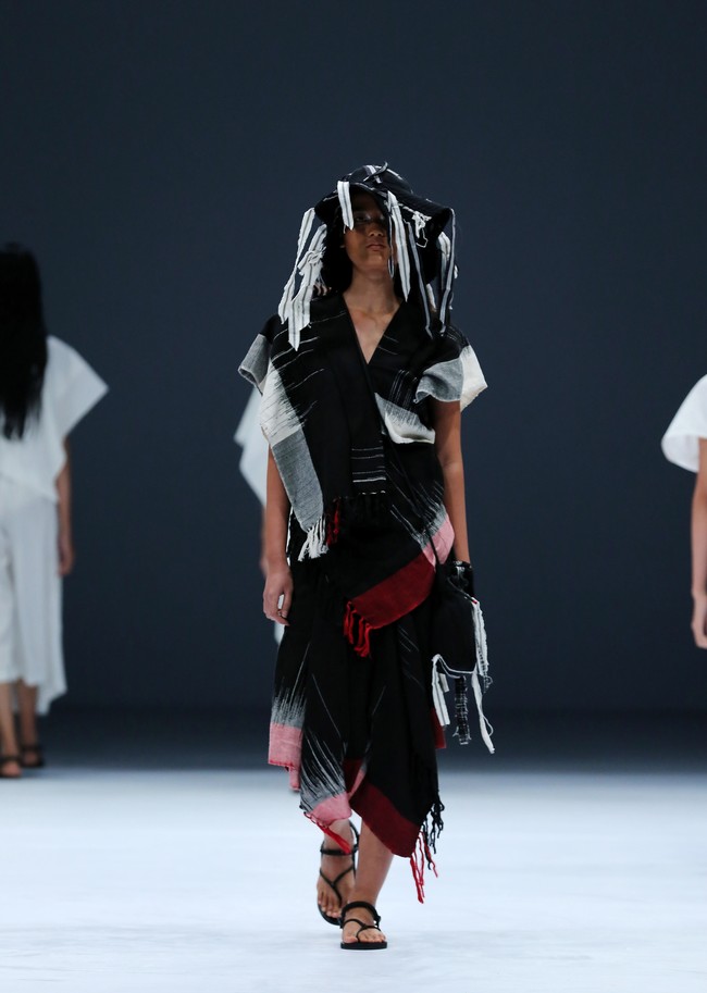 Desainer Yogyakarta Lulu Lutfi Labibi mempersembahkan koleksi terbarunya dengan tema Sandang Hening Cipta yang terinspirasi dari puisi Joko Pinurbo dalam pagelaran Dewi Fashion Knights (DFK) 2020 di Jakarta Fashion Week 2021. Foto: dok. JFW 2021