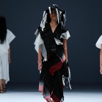 Desainer Yogyakarta Lulu Lutfi Labibi mempersembahkan koleksi terbarunya dengan tema Sandang Hening Cipta yang terinspirasi dari puisi Joko Pinurbo dalam pagelaran Dewi Fashion Knights (DFK) 2020 di Jakarta Fashion Week 2021. Foto: dok. JFW 2021