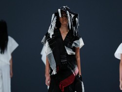 10 Koleksi Busana Lulu Lutfi Labibi yang Terinspirasi Puisi Joko Pinurbo