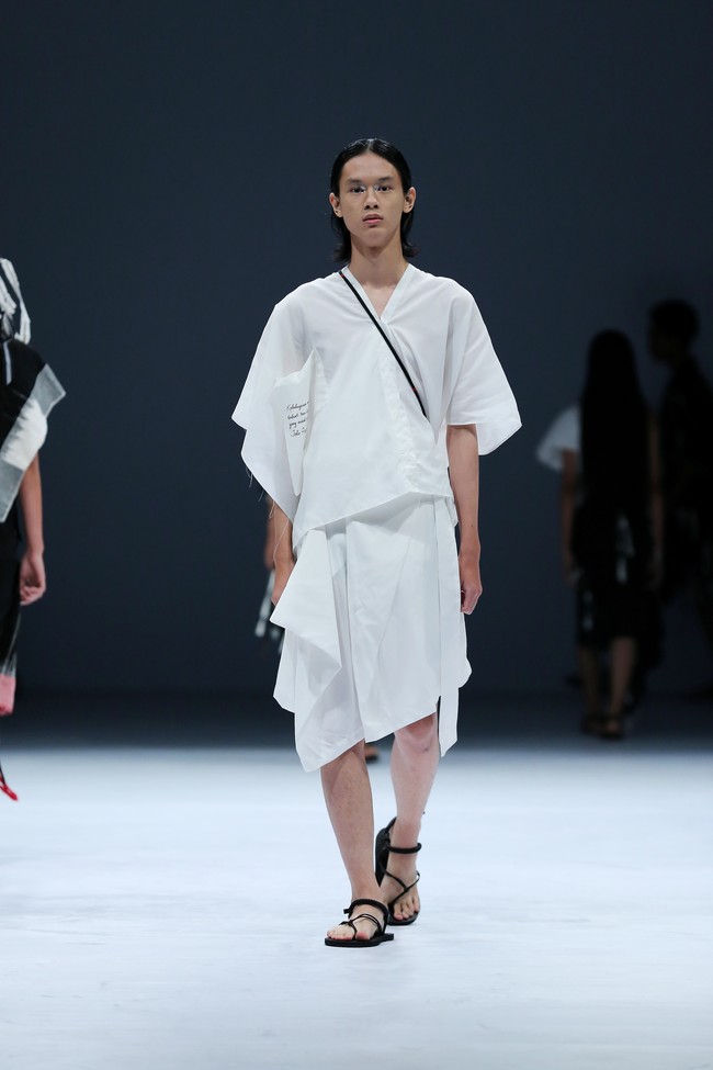 Desainer Yogyakarta Lulu Lutfi Labibi mempersembahkan koleksi terbarunya dengan tema Sandang Hening Cipta yang terinspirasi dari puisi Joko Pinurbo dalam pagelaran Dewi Fashion Knights (DFK) 2020 di Jakarta Fashion Week 2021. Foto: dok. JFW 2021