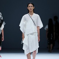 Desainer Yogyakarta Lulu Lutfi Labibi mempersembahkan koleksi terbarunya dengan tema Sandang Hening Cipta yang terinspirasi dari puisi Joko Pinurbo dalam pagelaran Dewi Fashion Knights (DFK) 2020 di Jakarta Fashion Week 2021. Foto: dok. JFW 2021