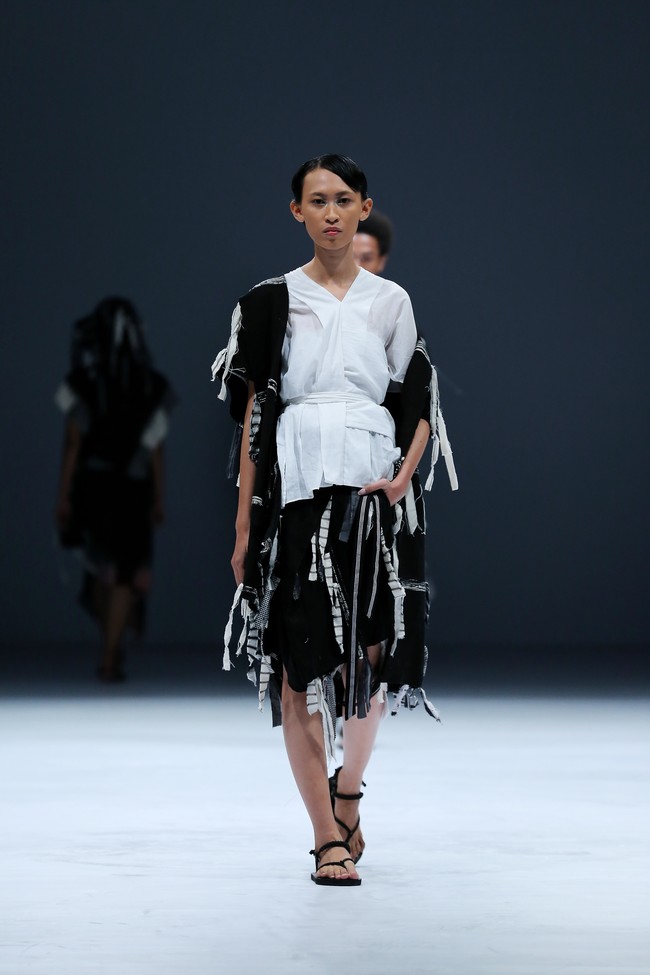 Desainer Yogyakarta Lulu Lutfi Labibi mempersembahkan koleksi terbarunya dengan tema Sandang Hening Cipta yang terinspirasi dari puisi Joko Pinurbo dalam pagelaran Dewi Fashion Knights (DFK) 2020 di Jakarta Fashion Week 2021. Foto: dok. JFW 2021
