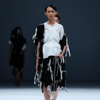 Desainer Yogyakarta Lulu Lutfi Labibi mempersembahkan koleksi terbarunya dengan tema Sandang Hening Cipta yang terinspirasi dari puisi Joko Pinurbo dalam pagelaran Dewi Fashion Knights (DFK) 2020 di Jakarta Fashion Week 2021. Foto: dok. JFW 2021