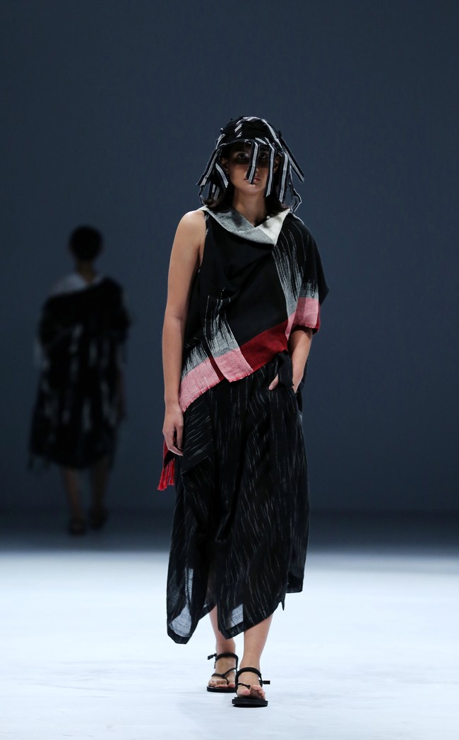 Desainer Yogyakarta Lulu Lutfi Labibi mempersembahkan koleksi terbarunya dengan tema Sandang Hening Cipta yang terinspirasi dari puisi Joko Pinurbo dalam pagelaran Dewi Fashion Knights (DFK) 2020 di Jakarta Fashion Week 2021. Foto: dok. JFW 2021