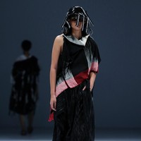 Desainer Yogyakarta Lulu Lutfi Labibi mempersembahkan koleksi terbarunya dengan tema Sandang Hening Cipta yang terinspirasi dari puisi Joko Pinurbo dalam pagelaran Dewi Fashion Knights (DFK) 2020 di Jakarta Fashion Week 2021. Foto: dok. JFW 2021