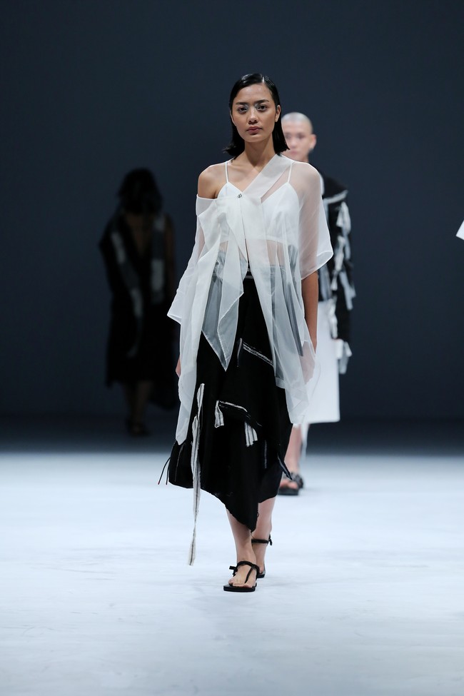 Desainer Yogyakarta Lulu Lutfi Labibi mempersembahkan koleksi terbarunya dengan tema Sandang Hening Cipta yang terinspirasi dari puisi Joko Pinurbo dalam pagelaran Dewi Fashion Knights (DFK) 2020 di Jakarta Fashion Week 2021. Foto: dok. JFW 2021