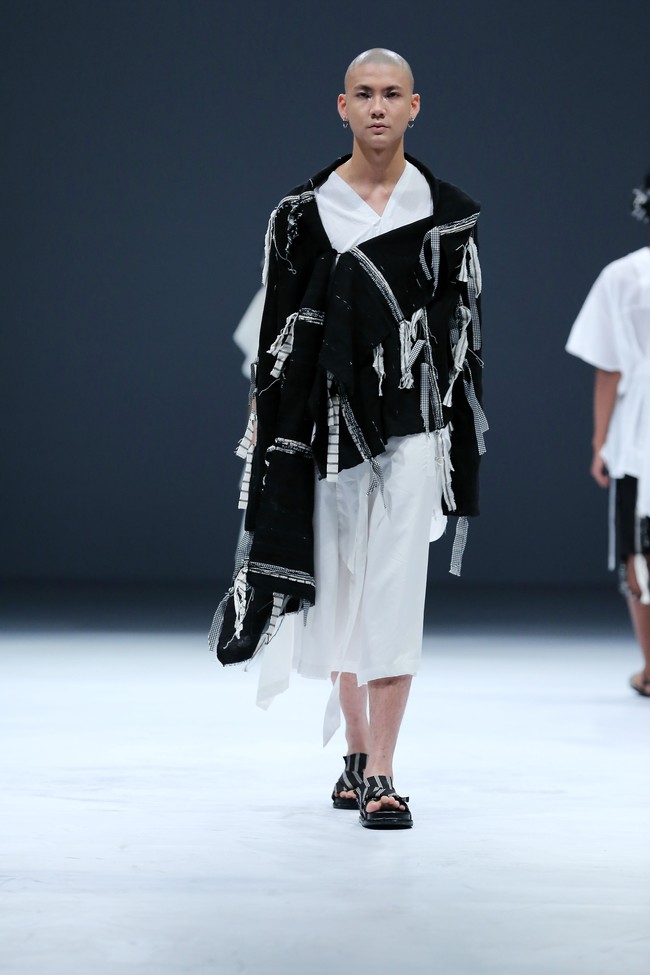 Desainer Yogyakarta Lulu Lutfi Labibi mempersembahkan koleksi terbarunya dengan tema Sandang Hening Cipta yang terinspirasi dari puisi Joko Pinurbo dalam pagelaran Dewi Fashion Knights (DFK) 2020 di Jakarta Fashion Week 2021.Foto: dok. JFW 2021