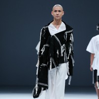 Desainer Yogyakarta Lulu Lutfi Labibi mempersembahkan koleksi terbarunya dengan tema Sandang Hening Cipta yang terinspirasi dari puisi Joko Pinurbo dalam pagelaran Dewi Fashion Knights (DFK) 2020 di Jakarta Fashion Week 2021.Foto: dok. JFW 2021