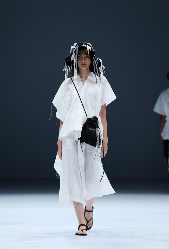 Desainer Yogyakarta Lulu Lutfi Labibi mempersembahkan koleksi terbarunya dengan tema Sandang Hening Cipta yang terinspirasi dari puisi Joko Pinurbo dalam pagelaran Dewi Fashion Knights (DFK) 2020 di Jakarta Fashion Week 2021. Foto: dok. JFW 2021