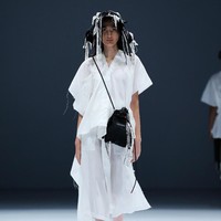 Desainer Yogyakarta Lulu Lutfi Labibi mempersembahkan koleksi terbarunya dengan tema Sandang Hening Cipta yang terinspirasi dari puisi Joko Pinurbo dalam pagelaran Dewi Fashion Knights (DFK) 2020 di Jakarta Fashion Week 2021. Foto: dok. JFW 2021