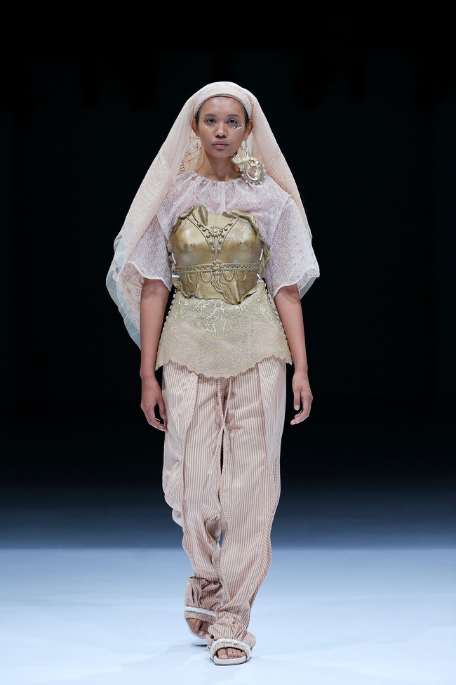 Desainer Toton memanfaatkan material yang sudah tersimpan di studio sehingga tak perlu membeli baru untuk koleksi terbarunya yang ditampilkan di Dewi Fashion Knight 2021, Jakarta Fashion Week 2021. Selain menghemat biaya produksi, pilihan tersebut juga dirasa sesuai dengan semangat ramah lingkungan yang diusung di DFK 2021. Foto: dok. JFW 2021