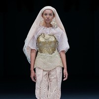 Desainer Toton memanfaatkan material yang sudah tersimpan di studio sehingga tak perlu membeli baru untuk koleksi terbarunya yang ditampilkan di Dewi Fashion Knight 2021, Jakarta Fashion Week 2021. Selain menghemat biaya produksi, pilihan tersebut juga dirasa sesuai dengan semangat ramah lingkungan yang diusung di DFK 2021. Foto: dok. JFW 2021