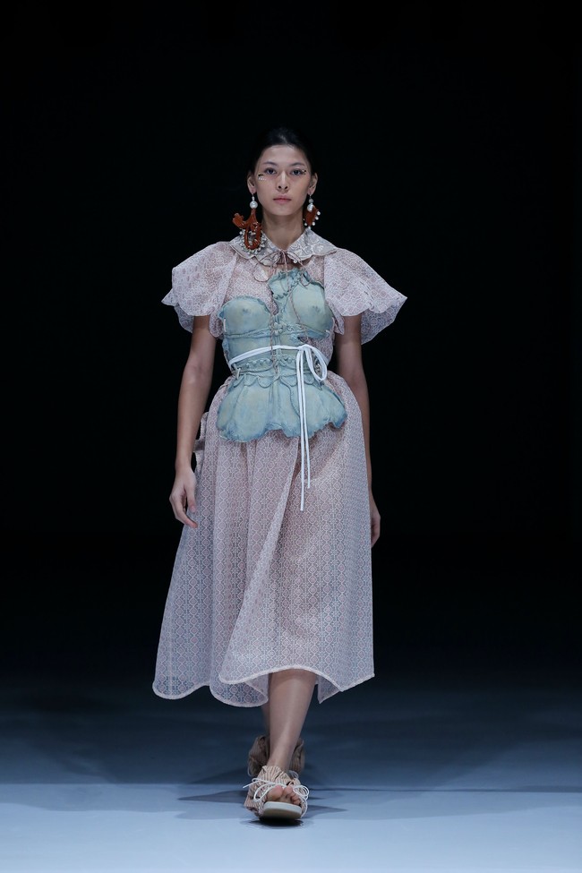 Desainer Toton memanfaatkan material yang sudah tersimpan di studio sehingga tak perlu membeli baru untuk koleksi terbarunya yang ditampilkan di Dewi Fashion Knight 2021, Jakarta Fashion Week 2021. Selain menghemat biaya produksi, pilihan tersebut juga dirasa sesuai dengan semangat ramah lingkungan yang diusung di DFK 2021. Foto: dok. JFW 2021