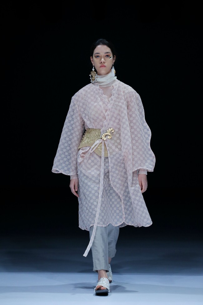 Desainer Toton memanfaatkan material yang sudah tersimpan di studio sehingga tak perlu membeli baru untuk koleksi terbarunya yang ditampilkan di Dewi Fashion Knight 2021, Jakarta Fashion Week 2021. Selain menghemat biaya produksi, pilihan tersebut juga dirasa sesuai dengan semangat ramah lingkungan yang diusung di DFK 2021. Foto: dok. JFW 2021