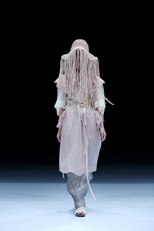 Desainer Toton memanfaatkan material yang sudah tersimpan di studio sehingga tak perlu membeli baru untuk koleksi terbarunya yang ditampilkan di Dewi Fashion Knight 2021, Jakarta Fashion Week 2021. Selain menghemat biaya produksi, pilihan tersebut juga dirasa sesuai dengan semangat ramah lingkungan yang diusung di DFK 2021. Foto: dok. JFW 2021