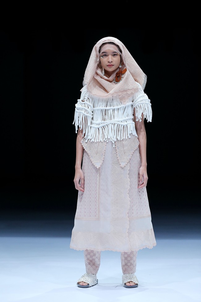 Desainer Toton memanfaatkan material yang sudah tersimpan di studio sehingga tak perlu membeli baru untuk koleksi terbarunya yang ditampilkan di Dewi Fashion Knight 2021, Jakarta Fashion Week 2021. Selain menghemat biaya produksi, pilihan tersebut juga dirasa sesuai dengan semangat ramah lingkungan yang diusung di DFK 2021. Foto: dok. JFW 2021