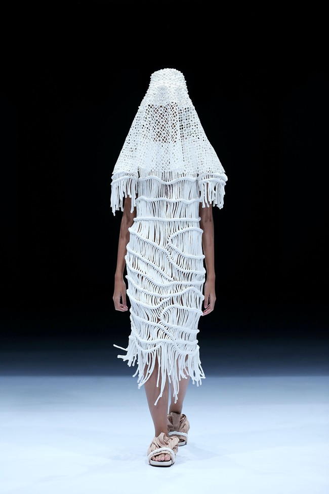 Desainer Toton memanfaatkan material yang sudah tersimpan di studio sehingga tak perlu membeli baru untuk koleksi terbarunya yang ditampilkan di Dewi Fashion Knight 2021, Jakarta Fashion Week 2021. Selain menghemat biaya produksi, pilihan tersebut juga dirasa sesuai dengan semangat ramah lingkungan yang diusung di DFK 2021. Foto: dok. JFW 2021