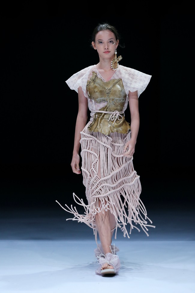 Desainer Toton memanfaatkan material yang sudah tersimpan di studio sehingga tak perlu membeli baru untuk koleksi terbarunya yang ditampilkan di Dewi Fashion Knight 2021, Jakarta Fashion Week 2021. Selain menghemat biaya produksi, pilihan tersebut juga dirasa sesuai dengan semangat ramah lingkungan yang diusung di DFK 2021. Foto: dok. JFW 2021