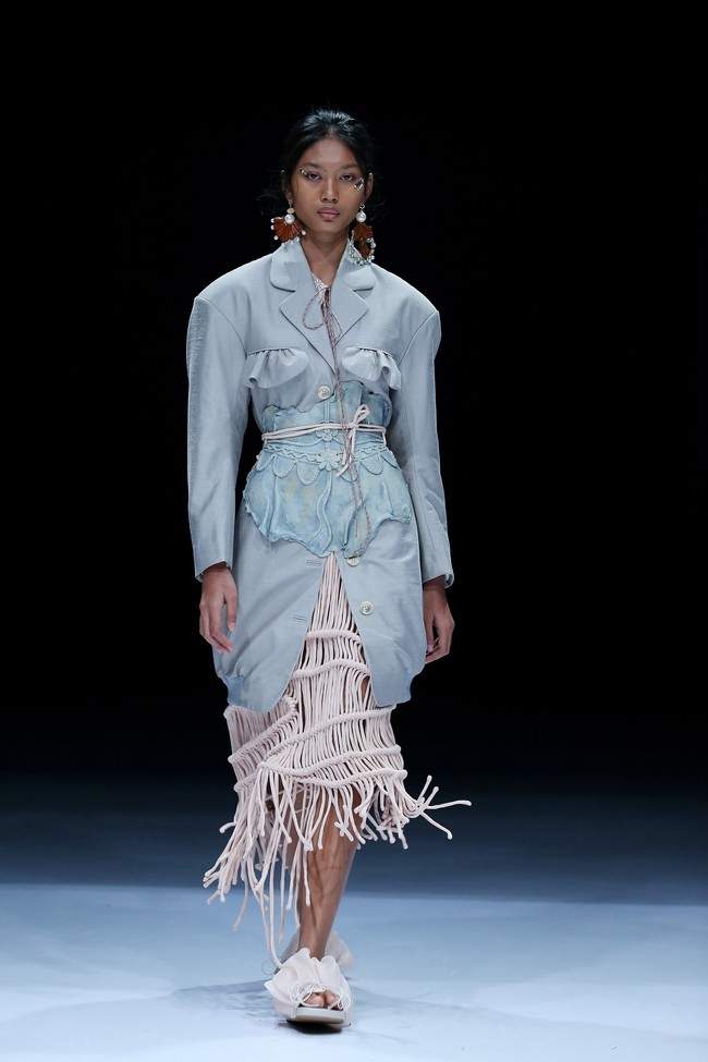 Desainer Toton memanfaatkan material yang sudah tersimpan di studio sehingga tak perlu membeli baru untuk koleksi terbarunya yang ditampilkan di Dewi Fashion Knight 2021, Jakarta Fashion Week 2021. Selain menghemat biaya produksi, pilihan tersebut juga dirasa sesuai dengan semangat ramah lingkungan yang diusung di DFK 2021. Foto: dok. JFW 2021  Foto: dok. JFW 2021