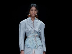 10 Busana Ramah Lingkungan dari Toton Januar di Jakarta Fashion Week 2021