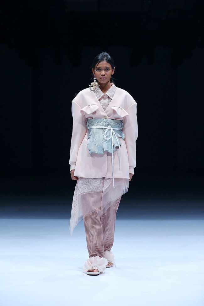 Desainer Toton memanfaatkan material yang sudah tersimpan di studio sehingga tak perlu membeli baru untuk koleksi terbarunya yang ditampilkan di Dewi Fashion Knight 2021, Jakarta Fashion Week 2021. Selain menghemat biaya produksi, pilihan tersebut juga dirasa sesuai dengan semangat ramah lingkungan yang diusung di DFK 2021. Foto: dok. JFW 2021