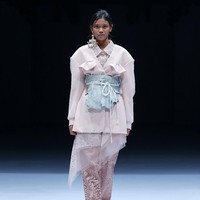 Desainer Toton memanfaatkan material yang sudah tersimpan di studio sehingga tak perlu membeli baru untuk koleksi terbarunya yang ditampilkan di Dewi Fashion Knight 2021, Jakarta Fashion Week 2021. Selain menghemat biaya produksi, pilihan tersebut juga dirasa sesuai dengan semangat ramah lingkungan yang diusung di DFK 2021. Foto: dok. JFW 2021