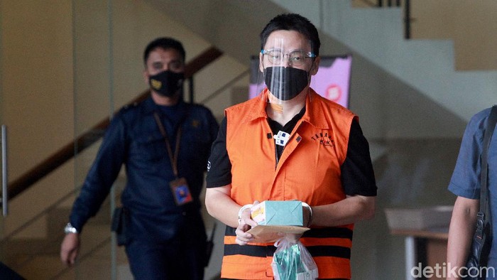 Tersangka kasus dugaan suap proyek SPAM di Kementerian PUPR, Leonardo Jusminarta Prasetyo, diperiksa KPK. Ia diperiksa KPK terkait kasus yang menjeratnya.