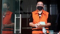 Salah satu tersangka dalam kasus dugaan suap proyek SPAM di Kementerian PUPR, Leonardo Jusminarta Prasetyo, meninggalkan gedung KPK usai menjalani pemeriksaan, Kamis (10/12/2020).