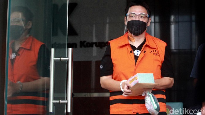 Tersangka kasus dugaan suap proyek SPAM di Kementerian PUPR, Leonardo Jusminarta Prasetyo, diperiksa KPK. Ia diperiksa KPK terkait kasus yang menjeratnya.