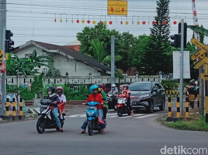 Lampu bangjo atau traffic light ngeri di Klasis di simpang empat Jalan Lingkar Selatan, Klaten, Kamis (10/12/2020).