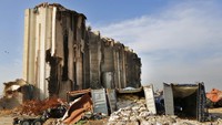 Penampakan kontainer yang rusak tetap berada di depan gudang biji-bijian yang hancur akibat ledakan di pelabuhan Beirut, Lebanon.  