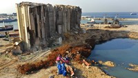 Perdebatan sengit tengah terjadi di Lebanon mengenai nasib bangunan gedung biji-bijian yang menjulang tinggi di pelabuhan Beirut.  