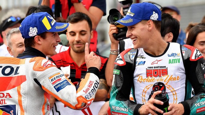 Japanese Grand Prix winner Repsol Honda Team rider Marc Marquez of Spain (L) chats with second placed Petronas Yamaha SRT rider Fabio Quartararo of France (R) at the parc ferme after the MotoGP class Japanese Motorcyle Grand Prix at the Twin Ring Motegi circuit in Motegi, Tochigi prefecture on October 20, 2019. (Photo by Toshifumi KITAMURA / AFP)