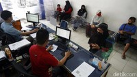 Sebab hanya di sana ada Bank BRI. Mereka pun harus menempuh perjalanan selama kurang lebih 5 jam untuk sampai di sana.