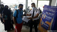Dengan adanya BRI di Kecamatan Galing yang dibangun sejak tahun 2011 ditambah akses jalan yang makin mudah dengan diresmikannya PLBN Aruk pada tahun 2017, masyarakat setempat semakin mudah untuk melakukan transaksi perbankan apa saja.