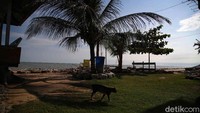 Di sana ada dua pantai yang cukup bagus yaitu Pantai Beting Aceh dan Pantai Lapin. Tetapi sayang kondisinya kurang terawat karena masih ada sampah di lokasi tersebut.