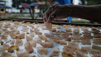 Kebanyakan para warga Pulau Rupat ini bekerja sebagai petani, nelayan dan wirausaha.