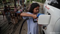 Pertumbuhan ekonomi di Pulau Rupat lambat karena infrastruktur yang belum memadai. Banyak warga di sana yang mengatakan seandainya jalan utama di Rupat bagus, maka wisatawan akan banyak berkunjung di Pulau Rupat.