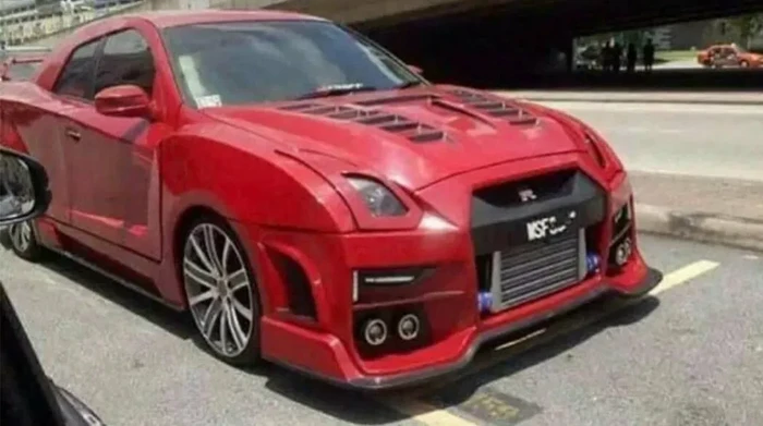Mobil sedan dimodifikasi paksa jadi Nissan GT-R R35