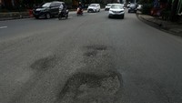 Kondisi jalan rusak tersebut dikeluhkan pengendara karena khawatir menimbulkan kecelakaan lalu lintas.