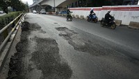 Hujan yang turun hampir setiap hari membuat sejumlah jalan di Jakarta, rusak dan mulai berlubang.