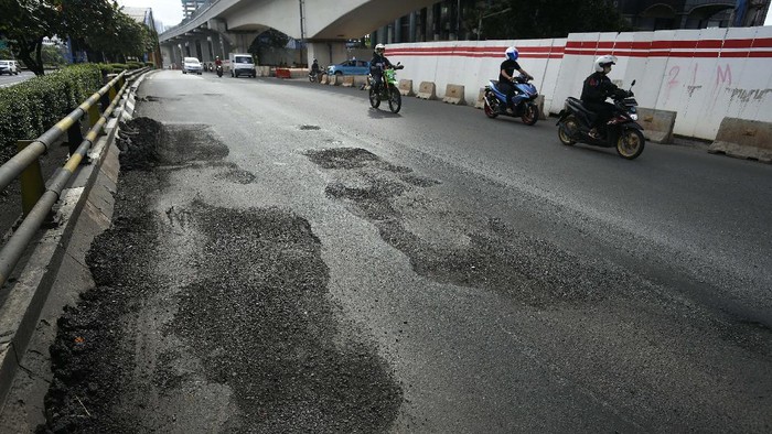 Musim Hujan, Jalan Berlubang Bermunculan di Jakarta Hujan yang turun setiap hari membuat sejumlah jalan di Jakarta, rusak dan berlubang. Salah satunya di ruas jalan MT Haryono hingga jalan Gatot Soebroto, Jakarta.