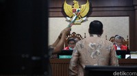 Irjen Pol Napoleon Bonaparte diambil sumpahnya sebelum bersaksi.