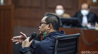 Brigjen Prasetijo Utomo mengaku mengenalkan Tommy Sumardi kepada Irjen Napoleon Bonaparte. Tommy Sumardi merupakan rekan dari Joko Soegiarto Tjandra alias Djoko Tjandra berkaitan dengan perkara dugaan suap untuk 2 jenderal polisi dalam mengurus red notice serta status buron dalam daftar pencarian orang (DPO).