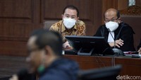 Djoko Tjandra mendengarkan keterangan para saksi.