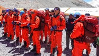 Perbedaan ketinggian didapat karena China mengukur Gunung Everest hingga ketinggian batuannya. Sementara itu, Nepal mengukur hingga ke atas puncak salju. (AFP)