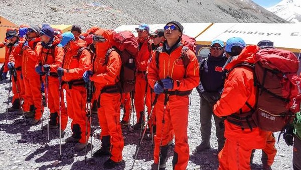 Perbedaan ketinggian didapat karena China mengukur Gunung Everest hingga ketinggian batuannya. Sementara itu, Nepal mengukur hingga ke atas puncak salju. (AFP) Perbedaan ketinggian didapat karena China mengukur Gunung Everest hingga ketinggian batuannya. Sementara itu, Nepal mengukur hingga ke atas puncak salju. (AFP)