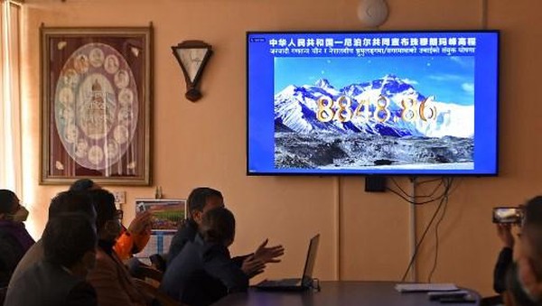 Pengumuman ketinggian Gunung Everest yang baru itu dilakukan secara virtual pada 8 Desember 2020. (AFP/PRAKASH MATHEMA) Pengumuman ketinggian Gunung Everest yang baru itu dilakukan secara virtual pada 8 Desember 2020. (AFP/PRAKASH MATHEMA)