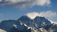 Sejak 1954 diketahui ketinggian Gunung Everest 8.848 meter. Ketinggian tersebut didapat dari pengukuran yang dilakukan oleh Survey of India. (AFP/PRAKASH MATHEMA)